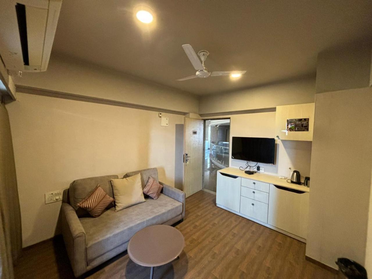Weekend Address By Honest Homes 苏拉特 外观 照片