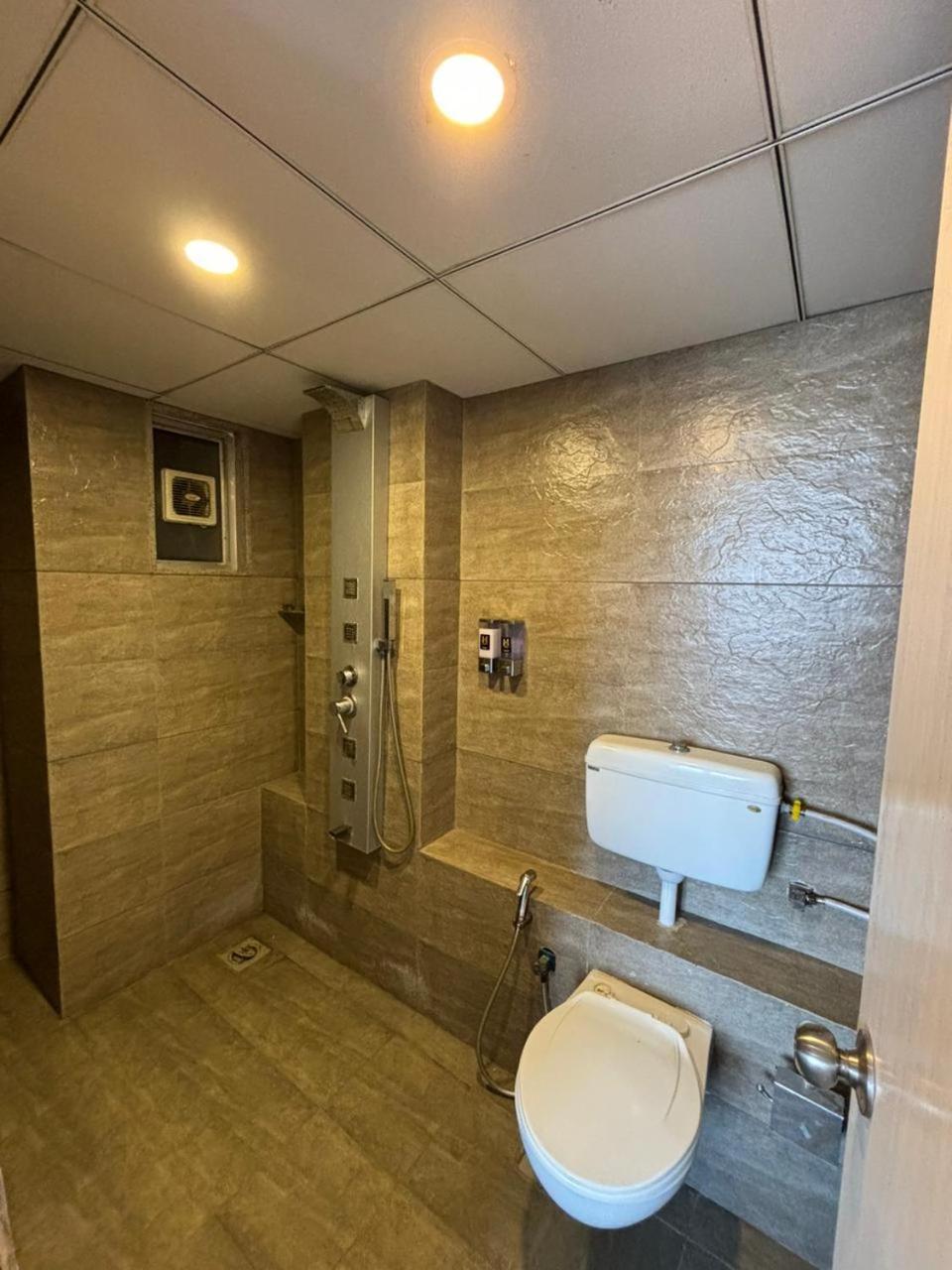 Weekend Address By Honest Homes 苏拉特 外观 照片